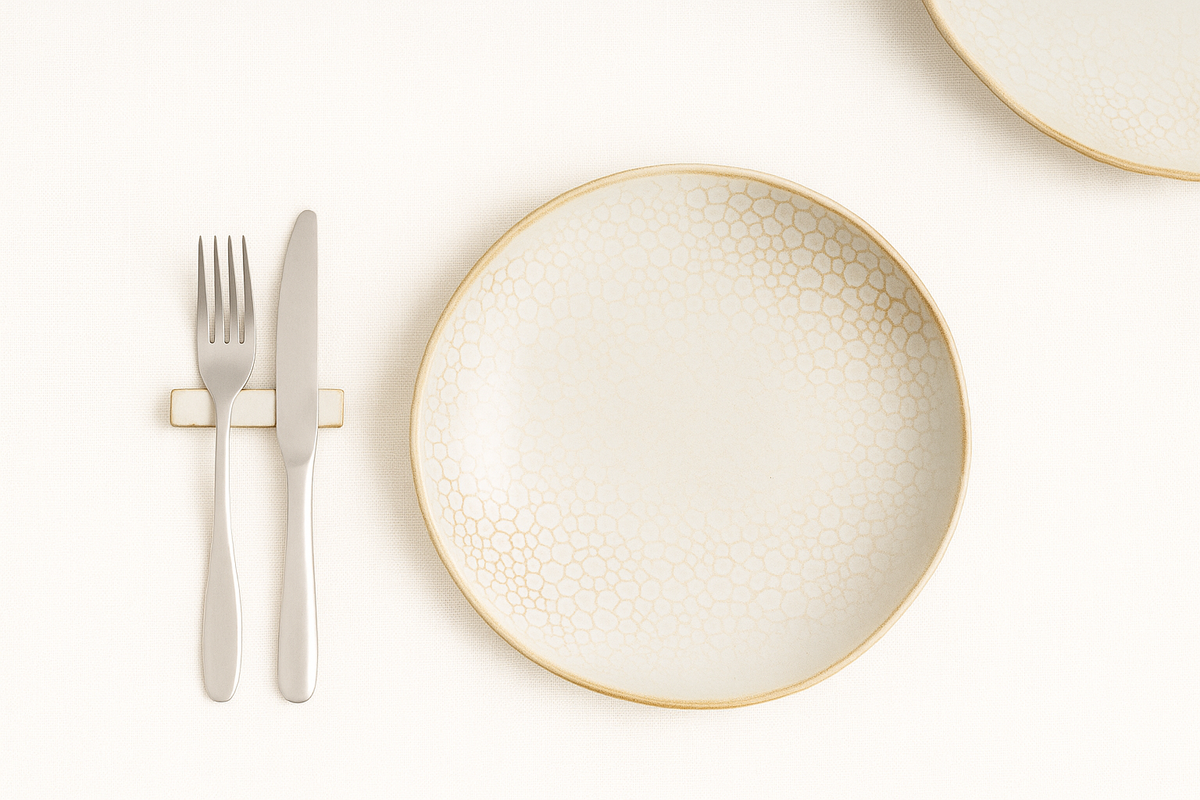 Prato com textura e descanso de talher